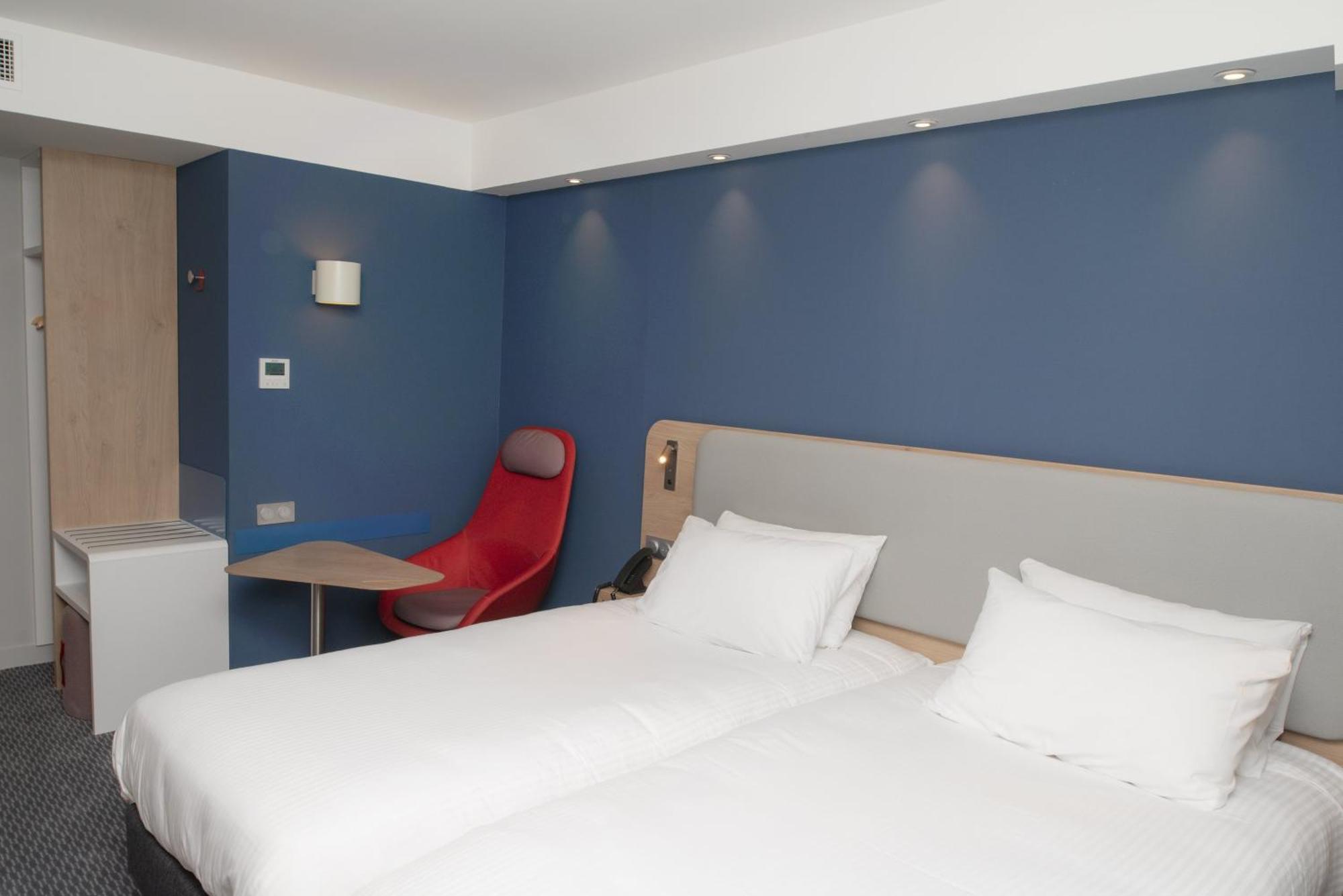 Holiday Inn Express Caen Epron By Ihg Bagian luar foto