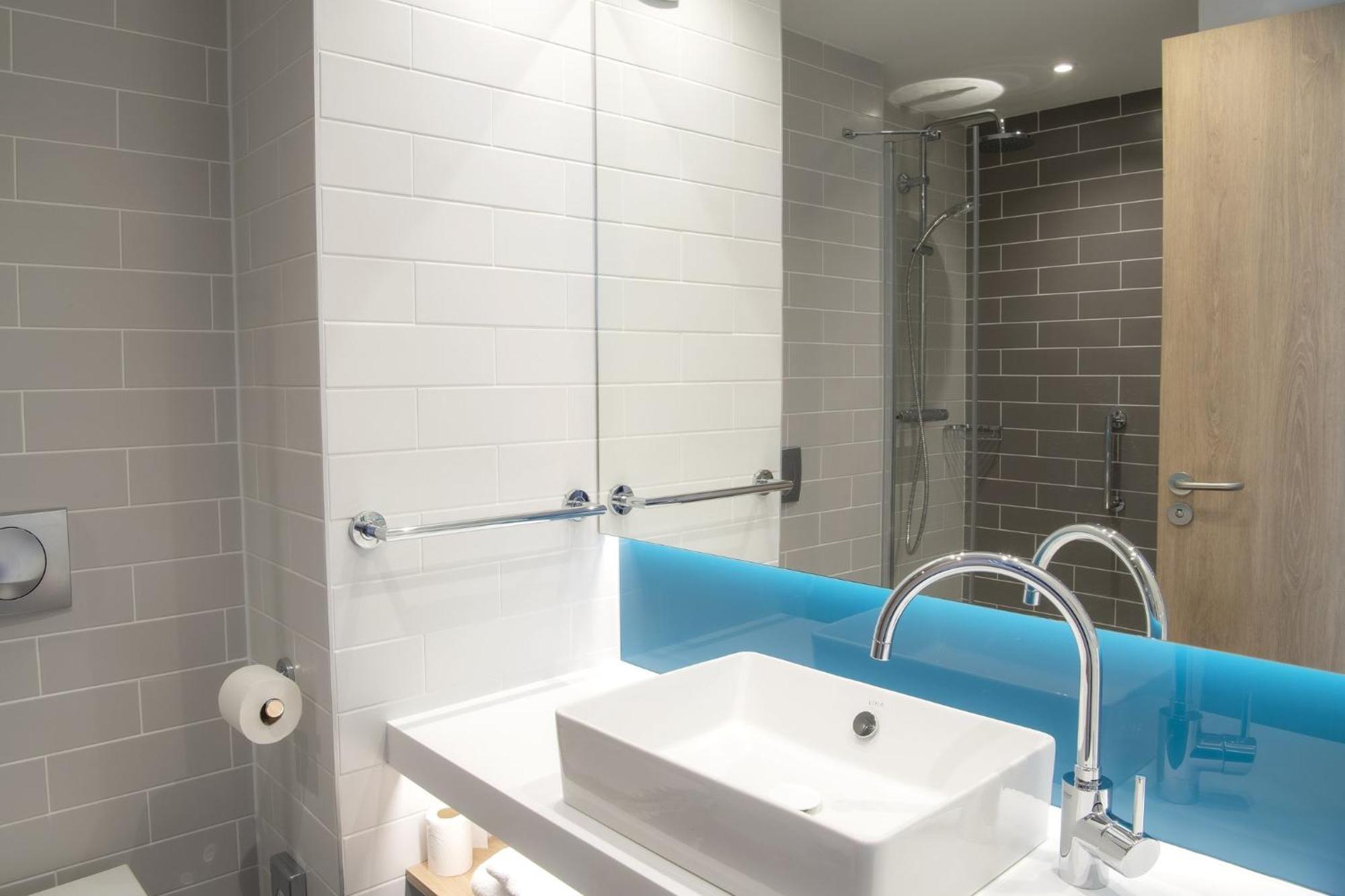 Holiday Inn Express Caen Epron By Ihg Bagian luar foto