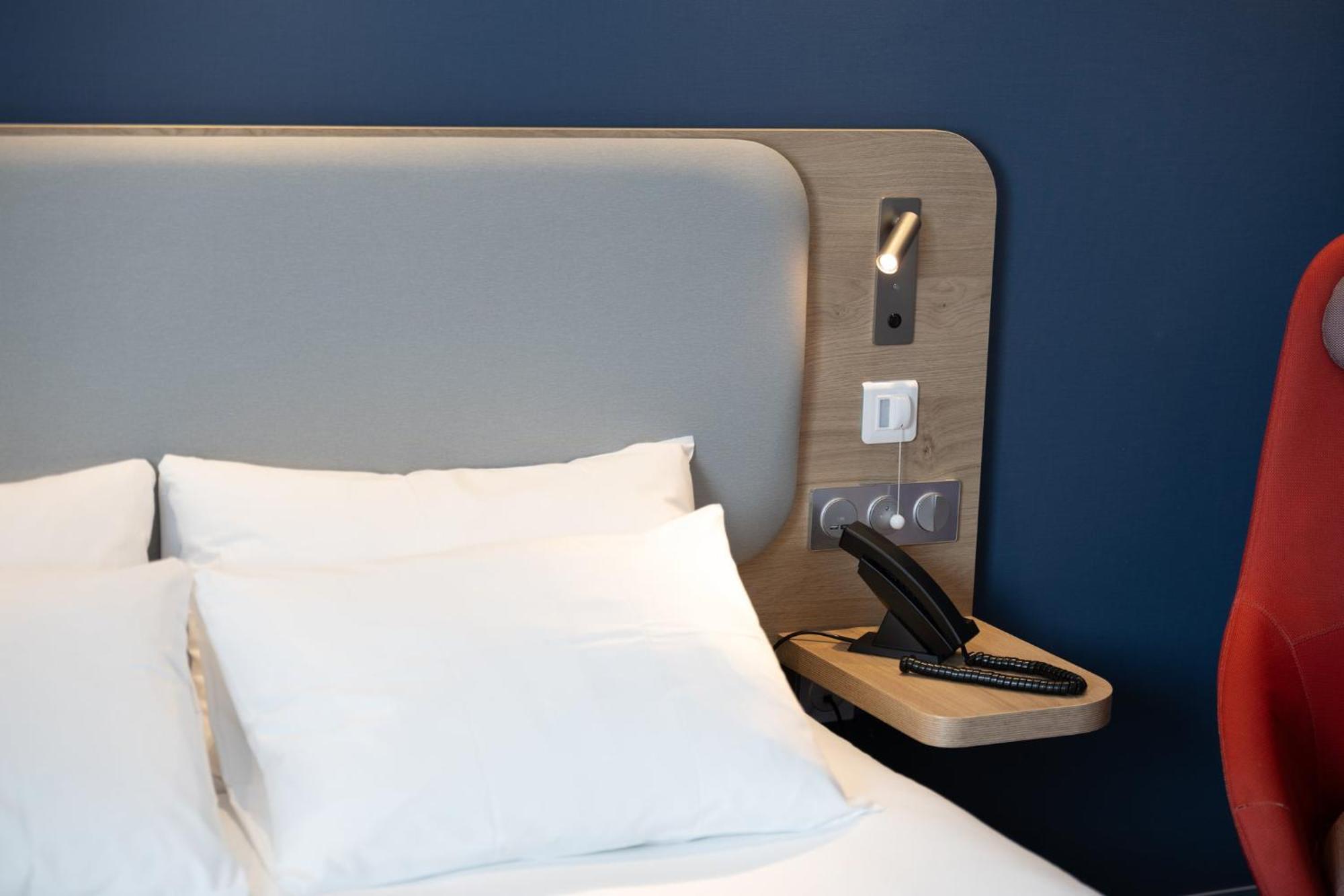 Holiday Inn Express Caen Epron By Ihg Bagian luar foto